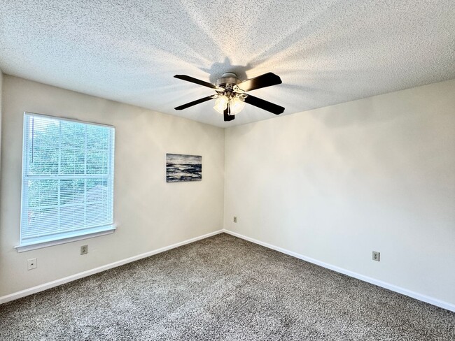 Building Photo - 4-Bedroom Home in Rock Creek Available NOW...
