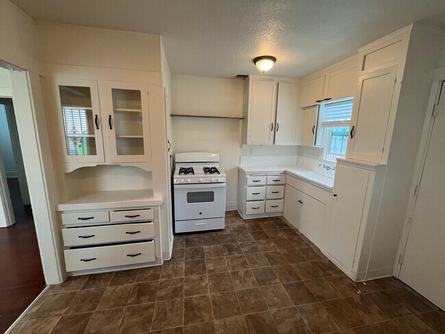 Building Photo - r2927