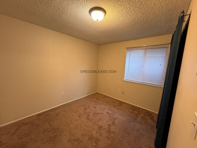 Building Photo - 2 bedroom West Eugene Duplex