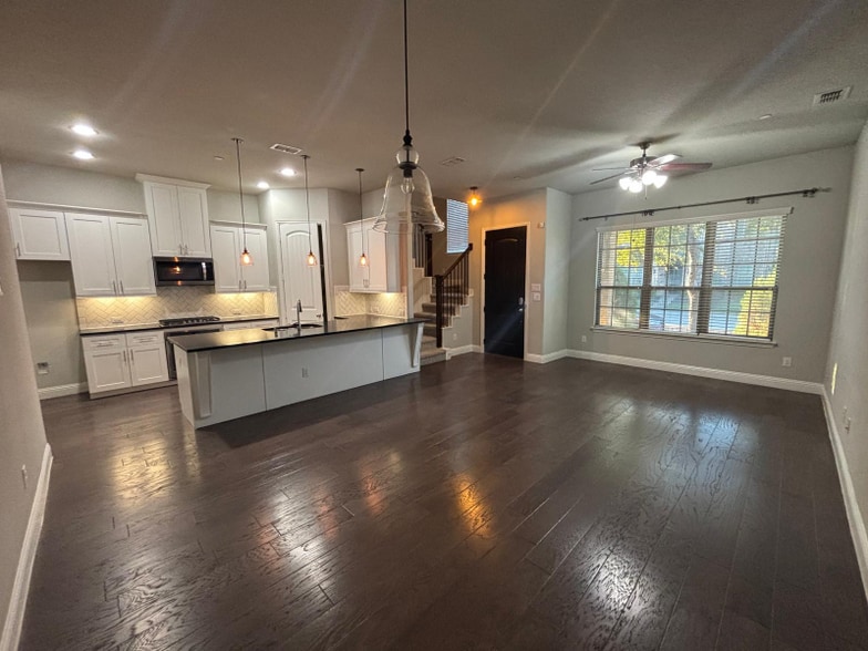 Building Photo - 6142 Rainbow Valley Pl