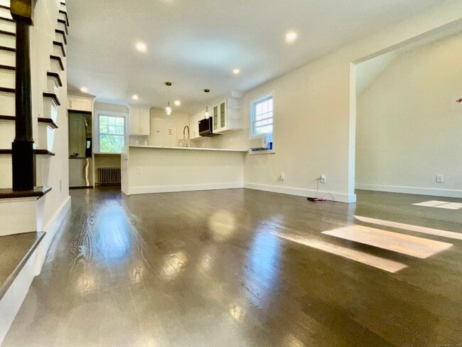 Building Photo - 46 Silvermine Ave