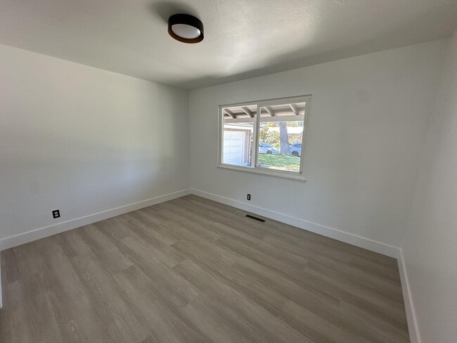 Building Photo - 467 Luther Dr