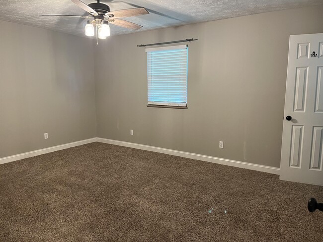 Building Photo - 2731 Birdwell Dr