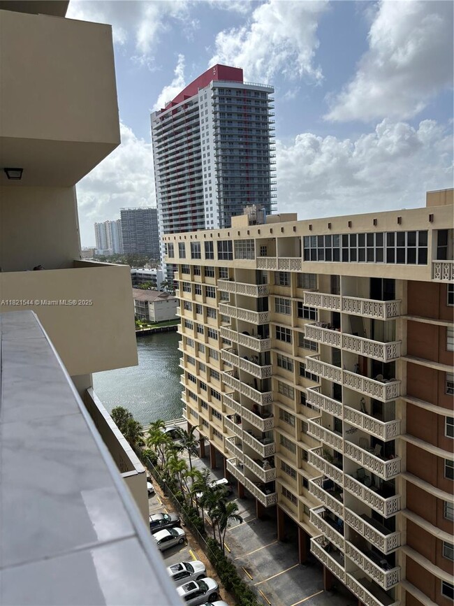 Building Photo - 1833 S Ocean Dr