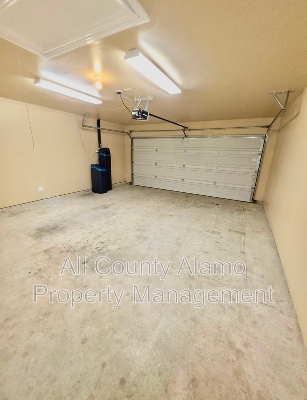 Building Photo - 12818 Cedarcreek Trl