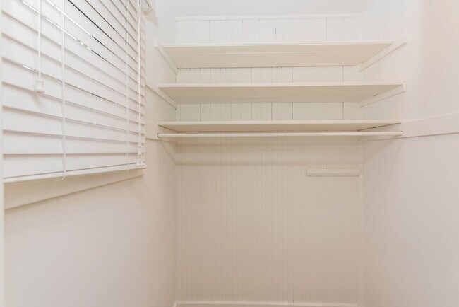 Building Photo - 306 N Shaffer St