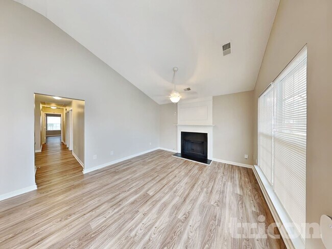 Building Photo - 524 Chisolm Way