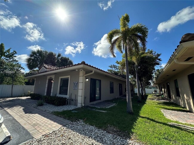 Building Photo - 1027 NE 10th Ave