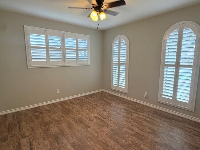 Building Photo - 8814 Holiday Dr