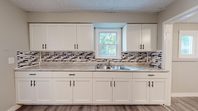 Building Photo - Old Brooklyn Area - 4 Bedroom - 1 Bath - Single Family Home