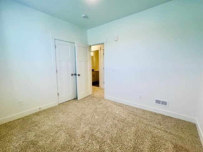 Building Photo - Brand-new Condo Conveniently Located in Ri...