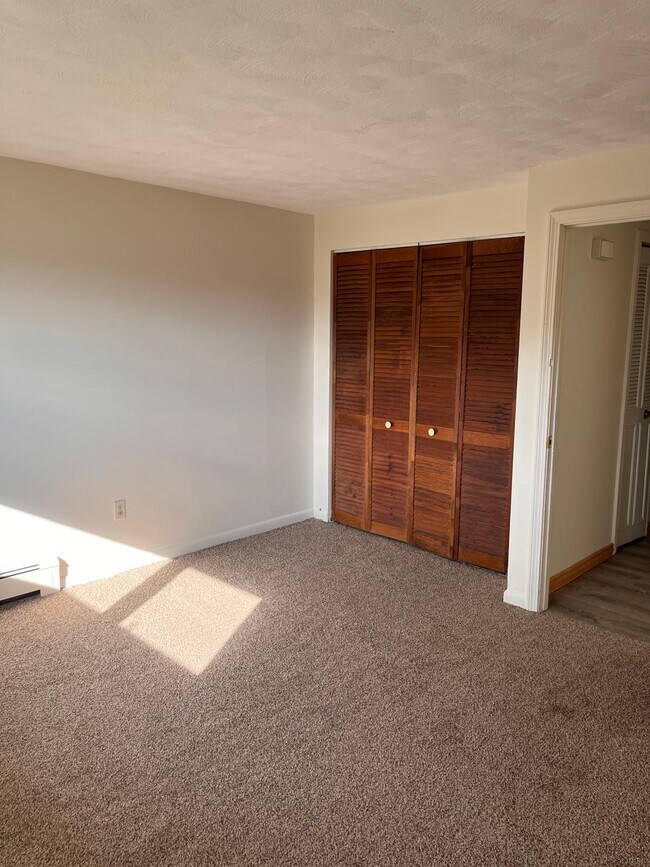 Building Photo - 2 Town House Ln