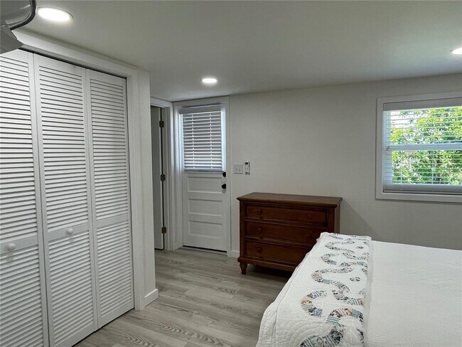 Building Photo - 1357 Lakeshore Dr