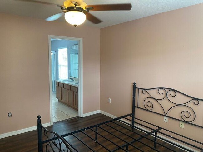 Building Photo - Rent Special-Wonderful 2/2 Townhome w/ Pond View in St. Cloud