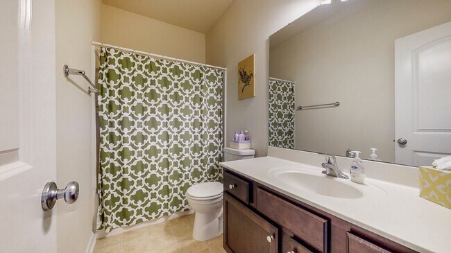 Building Photo - 3 bedrooms, 2 bathrooms in the City of Ric...