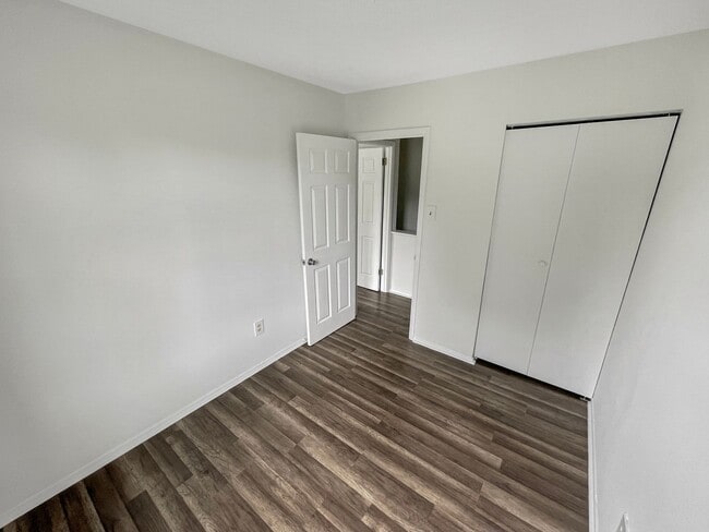 Building Photo - Charming 3 bedroom 1.5 bath townhome in Hi...