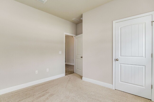 Building Photo - Welcome to this exquisite 4-bedroom, 2-bat...