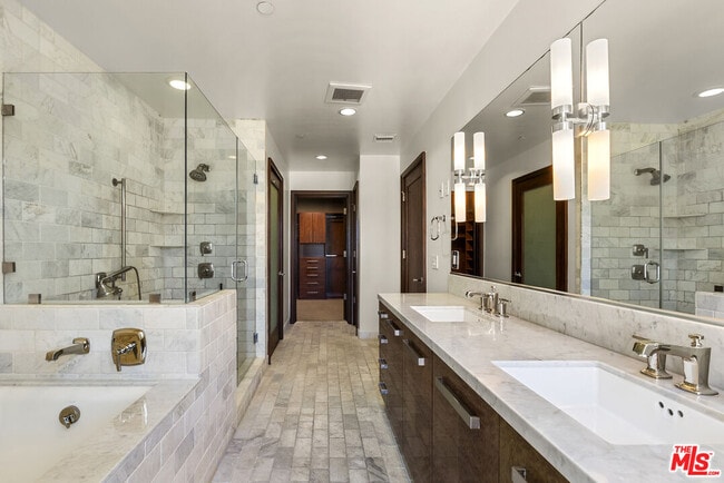 Building Photo - 447 N Doheny Dr