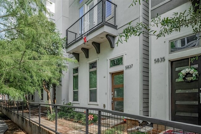 Building Photo - 5837 E Post Oak Ln