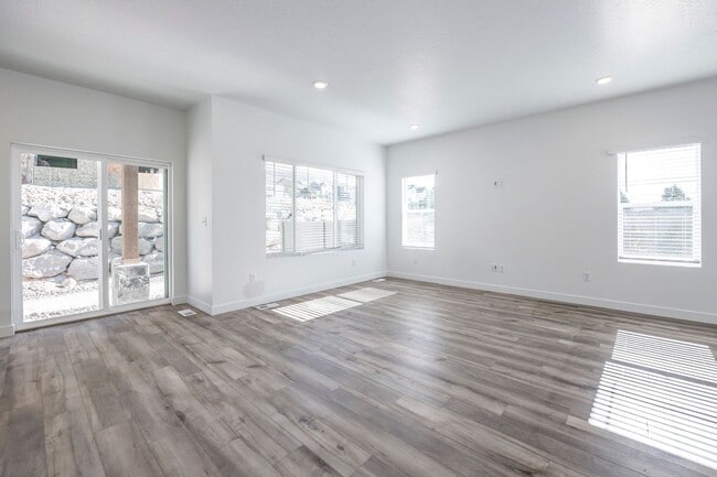 Building Photo - End Unit New Construction with Finished Basement Includes Utilities in New Jordanelle Ridge Neigh...