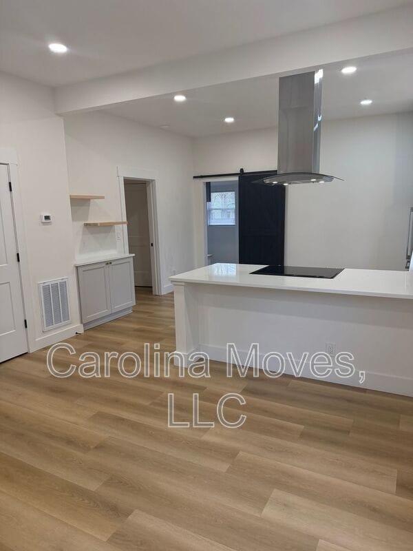 Building Photo - 6 10th St