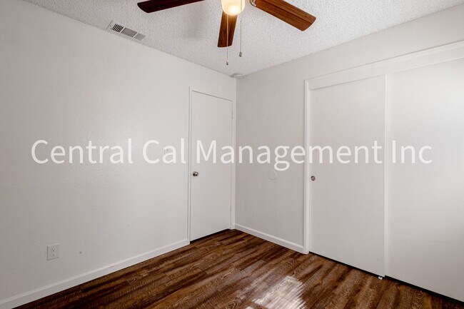 Building Photo - 3 Bedroom/2 Bath Home in the Southwest - $2195 Per Month!