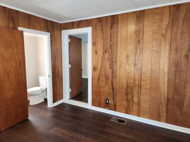 Building Photo - Charming 3-bedroom, 1.5-bathroom home loca...