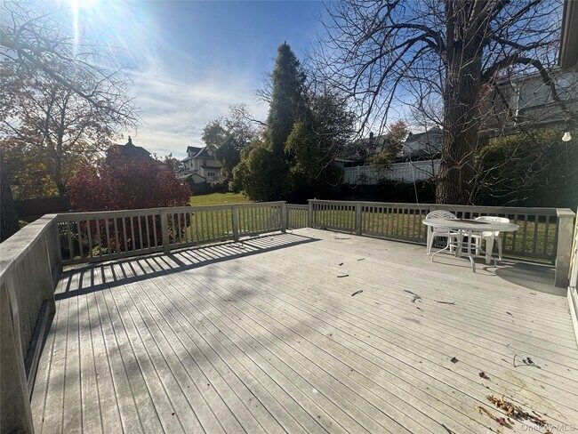 Building Photo - 138 Mayflower Ave