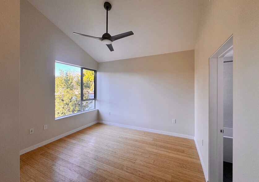 Building Photo - 1210 1/2 Manzanita St