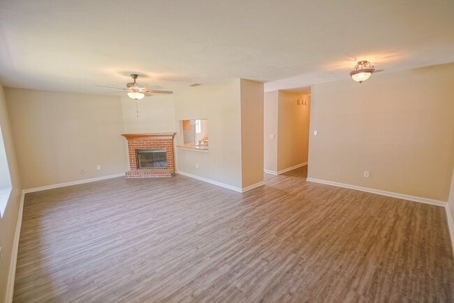 Building Photo - 2 bed 2 bath Sublease