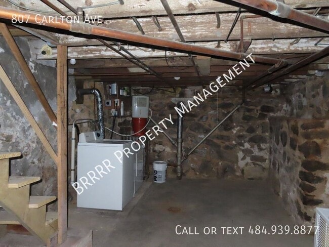 Building Photo - 807 Carlton Ave