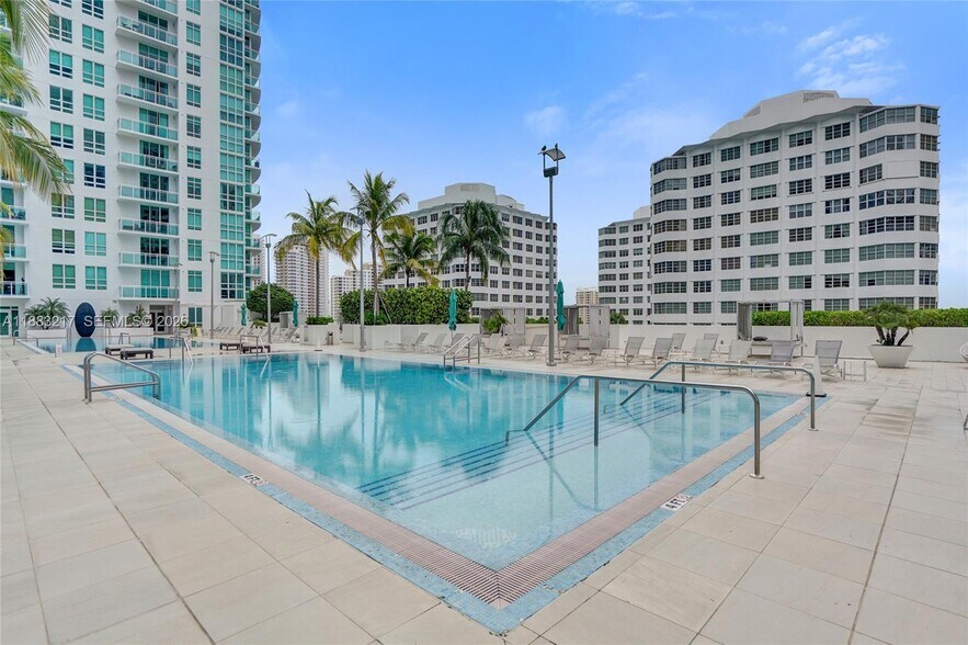 Pool - 950 Brickell Bay Dr
