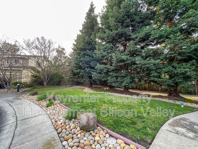 Building Photo - 700 Chiquita Ave