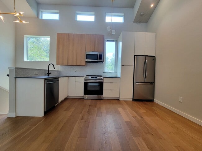 Building Photo - Modern 1/BR 1/BA with Tall Ceilings, Natur...