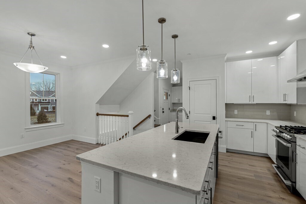 Building Photo - 19 Lily Pond Ln