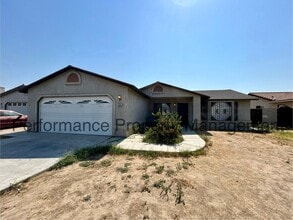 Building Photo - 3 Bed/2 Bath Home in Delano with Solar and...
