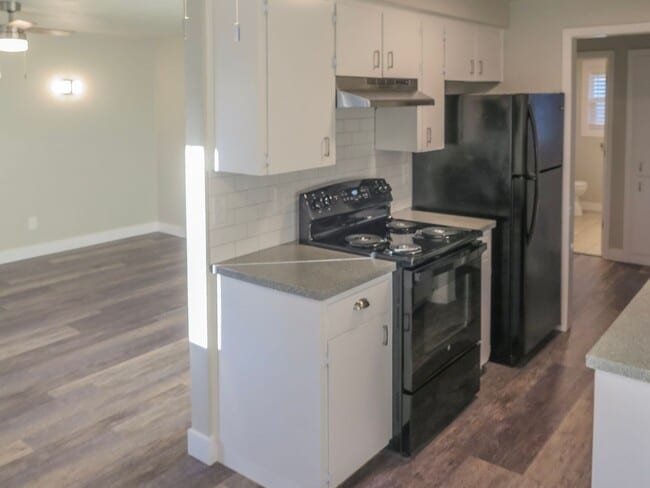 Building Photo - Updated 2 Bedroom Duplex in Salem Availabl...