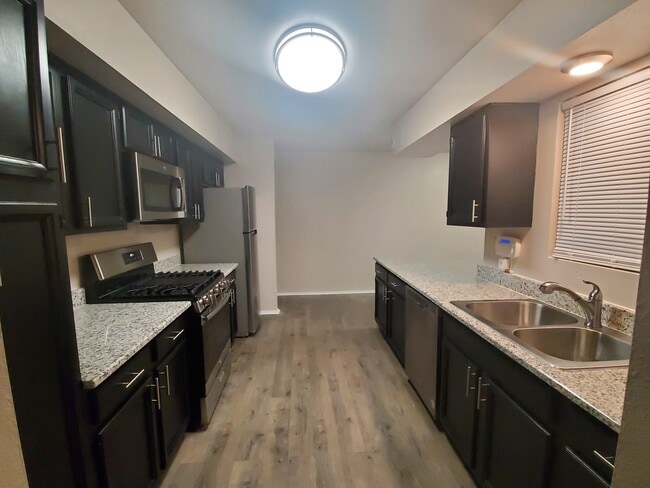 Kitchen - 1706 Live Oak Pl