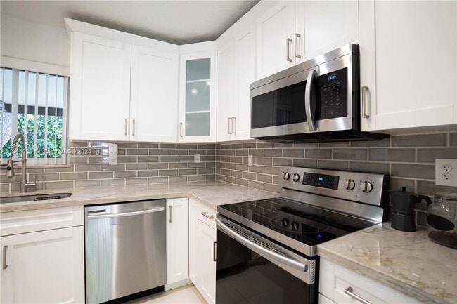 Building Photo - 9841 Dominican Dr
