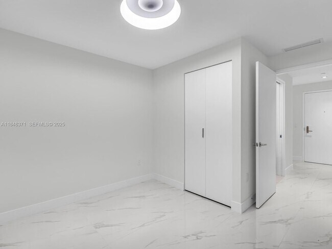 Building Photo - 700 NE 24th St