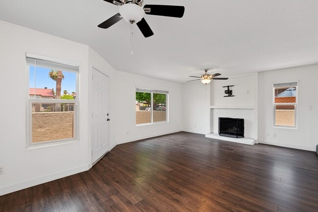 Building Photo - Stylish Dobson Glen Townhome | Updated Kitchen, Loft & Pool Access