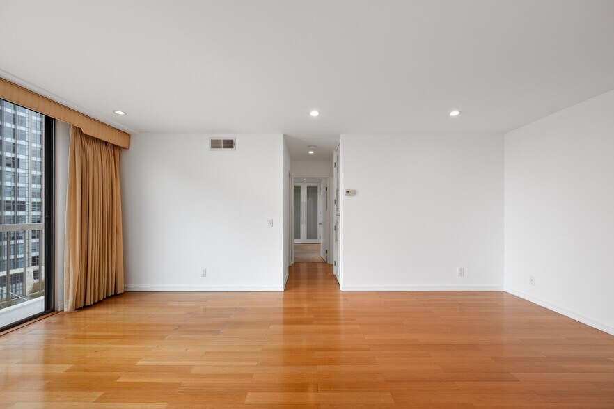 Building Photo - 10751 Wilshire Blvd
