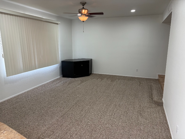 Building Photo - 1161 E Diamond Dr