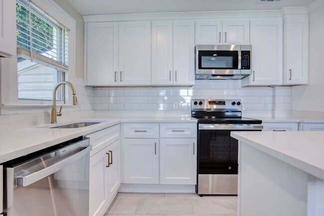 Building Photo - Renovated 2 bdrm home in East Savannah