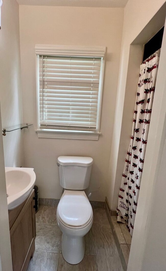 Building Photo - *** JUST REDUCED & MOVE- IN SPECIAL *** 3 Bedroom, 2 Bathroom charming Craftsman Style Home nestl...