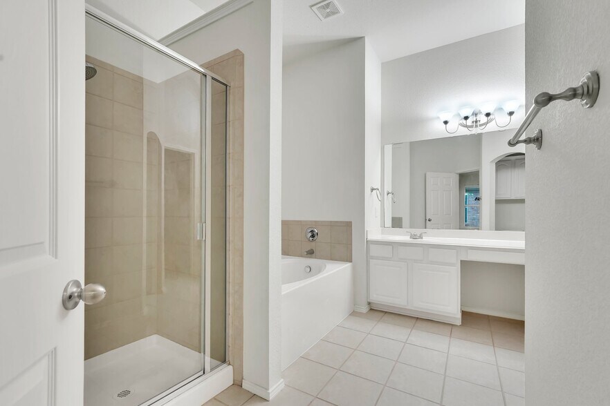 Building Photo - 12618 Red Hawk Dr