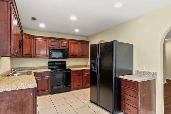 Building Photo - Nice 3 Bed 2 Bath Available in August! Boo...