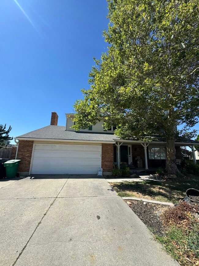 Building Photo - 1242 E Eastridge Cir