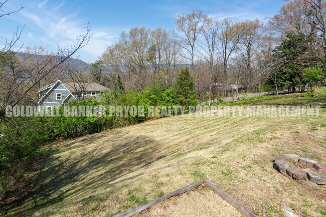 Building Photo - 323 Walsh Rd