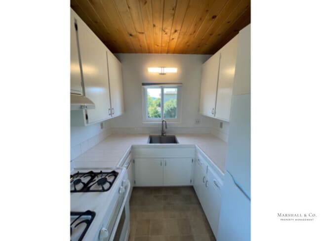 Building Photo - QUIET Charm. Upper1BR In Duplex. New featu...